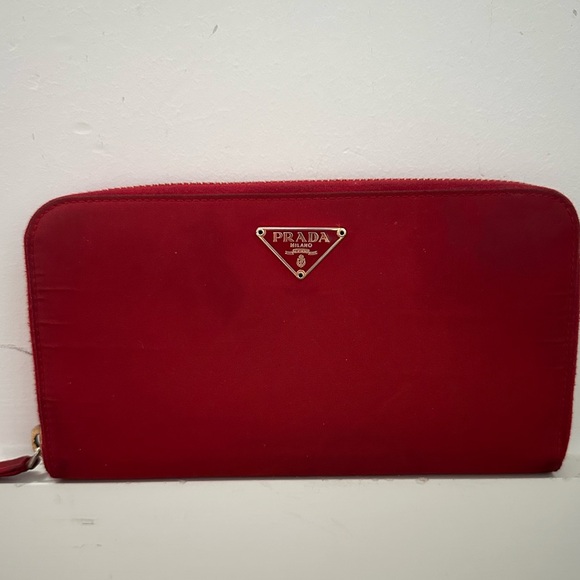 RED PRADA ZIP WALLET - Picture 1 of 10